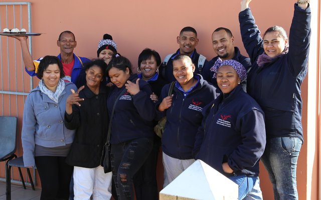 Die vrolike personeel van die Great White House en Marine Dynamics wat â€˜n besoek aan Oak Grove Nasorgsentrum in Blompark gebring het 